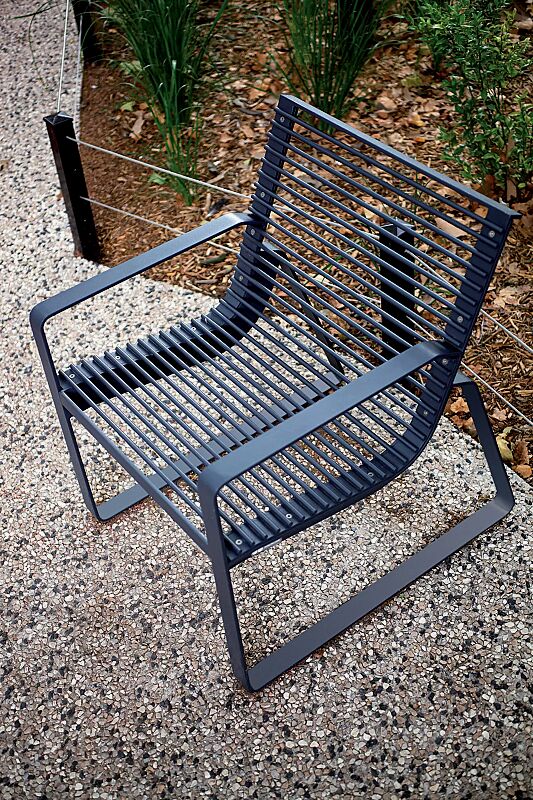 Sitz PREVA URBANA mit Rückenlehne und Armlehnen, in RAL 7016 anthrazitgrau