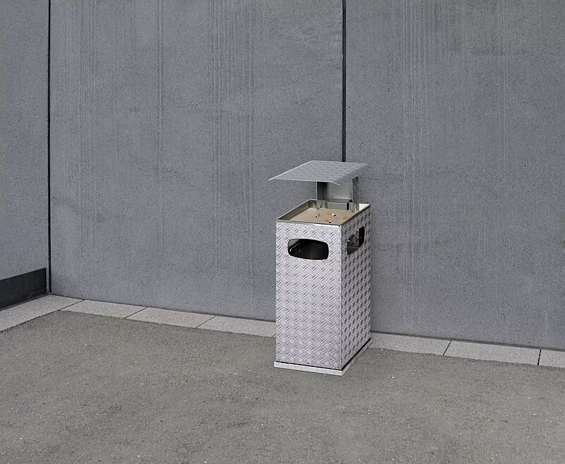 Abfallbehälter DUBLIN mit Ascher, Schutzdach in silber