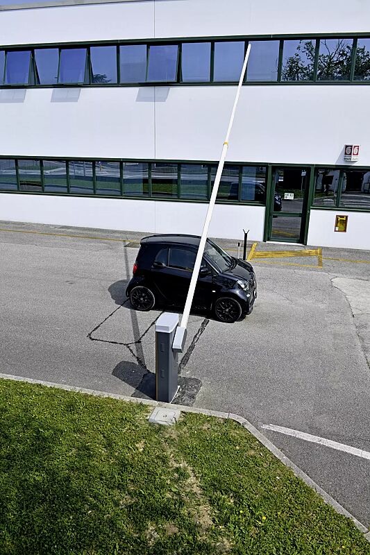 Schrankenanlage BUSSET, Absperrbreite 7,60 m mit 4 + 4 m Teleskop-Schrankenbaum und Auflagestütze