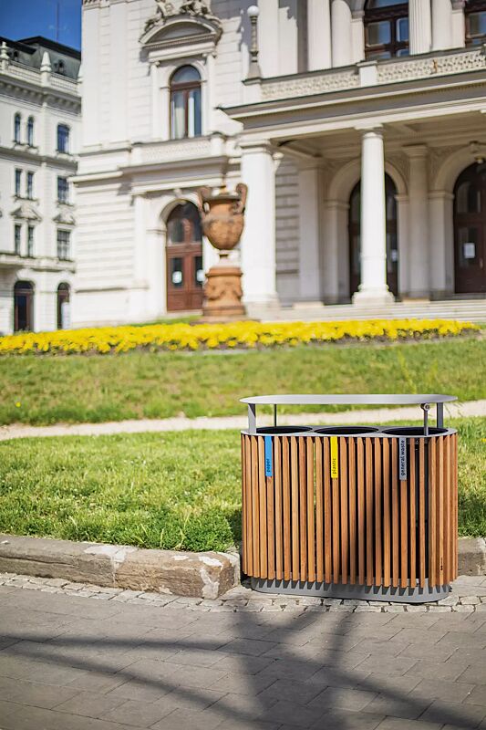Abfallbehälter QUINBIN TRIO mit Schutzdach, Korpus: Jatobaholzbelattung, Stahlteile in RAL 7043 verkehrsgrau