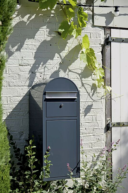 Brief- und Paketkasten BOBI CARGO zur Wandbefestigung, mit Edelstahleinwurfklappe, Stahlteile in RAL 7016 anthrazitgrau