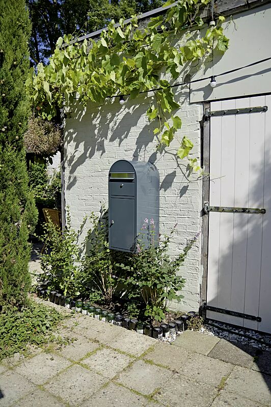 Brief- und Paketkasten BOBI CARGO zur Wandbefestigung, mit Edelstahleinwurfklappe, Stahlteile in RAL 7016 anthrazitgrau