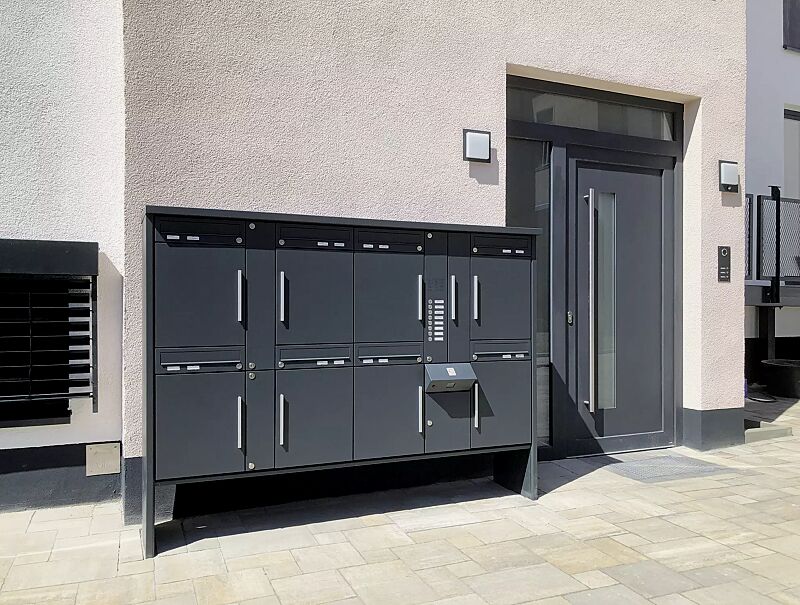 Brief- und Paketkastenanlage AIN mit 8 Briefkästen, in RAL 7016 anthrazitgrau 