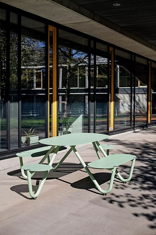 Bank-Tisch-Kombination ORBIT mit ovalem Tisch, 6-Sitzer, Aluminium-Auflage und Stahlteile in RAL 6019 weißgrün