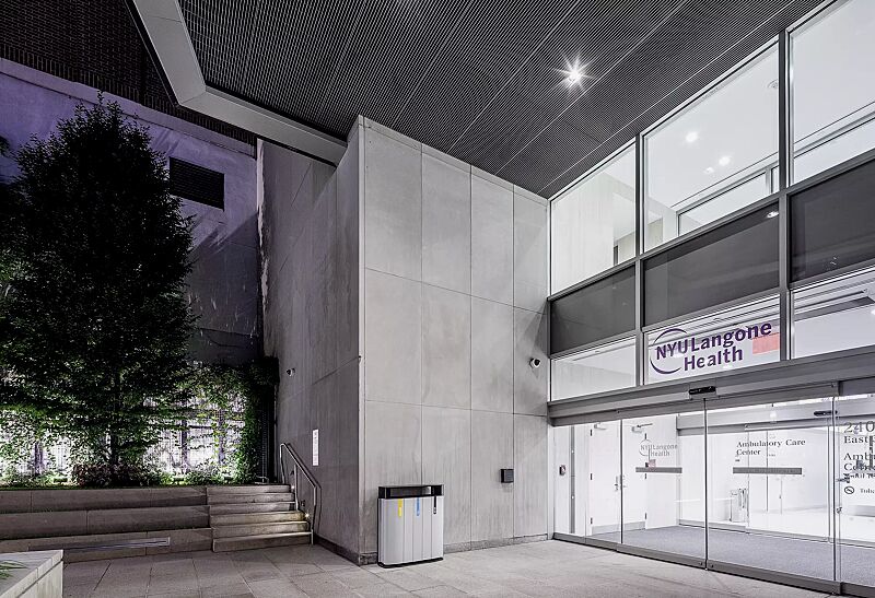 Abfallbehälter MULTIMINIUM, Korpus: Aluminiumprofile in RAL 7035 lichtgrau, Stahlteile und Aluminium-Schutzdach in RAL 7016 anthrazitgrau