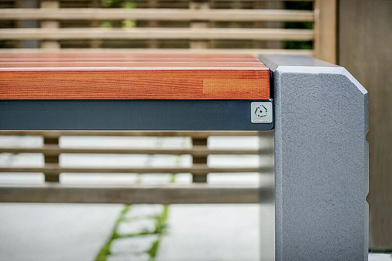 Sitzbank BRNO ohne Rückenlehne, Stahlteile in RAL 7021 schwarzgrau, Beton beschichtet in hellem graphit