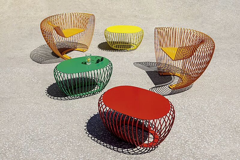 Tische BUBBLE in RAL 1016 schwefelgelb, RAL 6037 reingrün und RAL 3020 verkehrsrot sowie Sitze BUBBLE in RAL 1037 sonnengelb