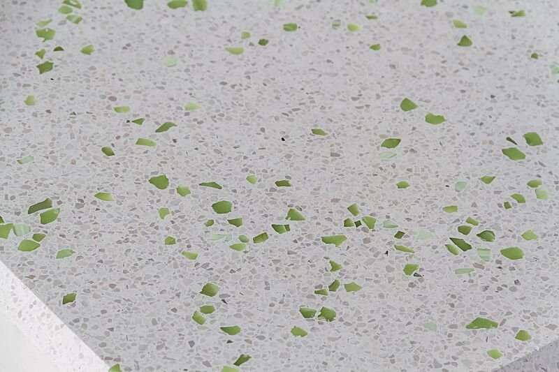 Detail: Beton weiß mit grün lumineszierenden Partikeln