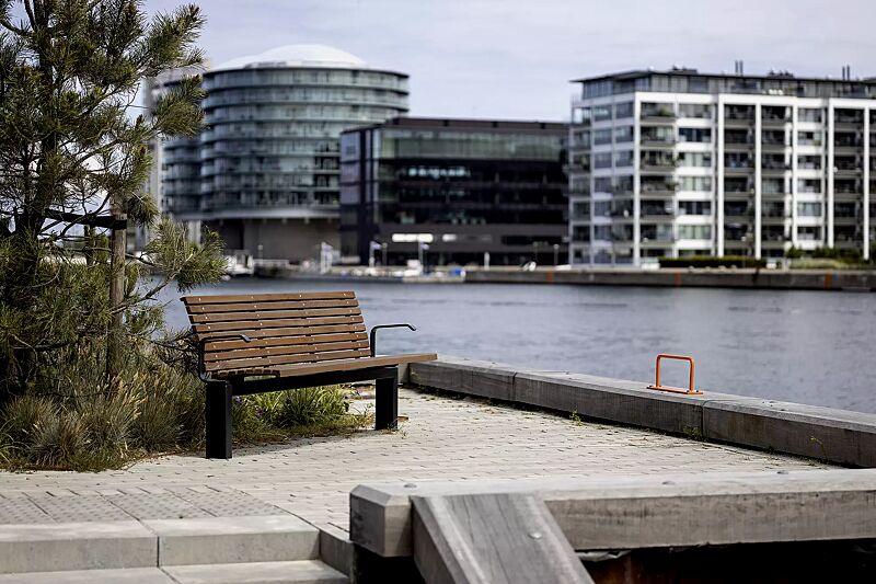 Sitzbank FJORDPARK mit Rückenlehne und Armlehnen, Stahlteile in RAL 9005 tiefschwarz