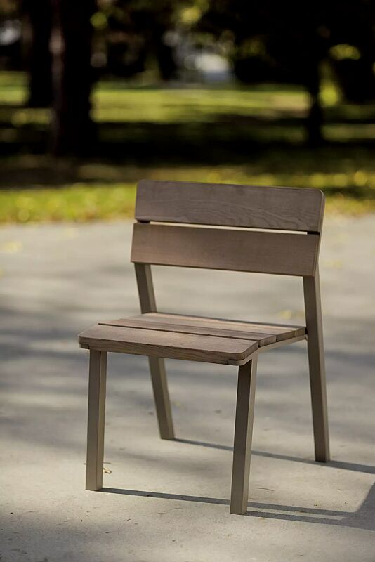 Sitz EGER MODERN mit Rücklehne, mit Eschenholzbelattung, Stahlteile in RAL 7006 beigegrau