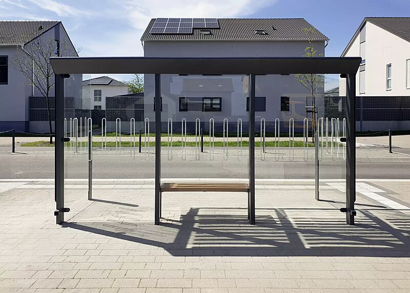 Wartehalle AUREO, Dachbreite x Dachtiefe 4220 mm x 1855 mm, Rück- / Seitenwände ESG Klarglas mit Scheibendekor, Dacheindeckung VSG Klarglas mit Siebdruckstreifen, inkl. Sitzbank, Stahlkonstruktion in DB 703 eisenglimmer