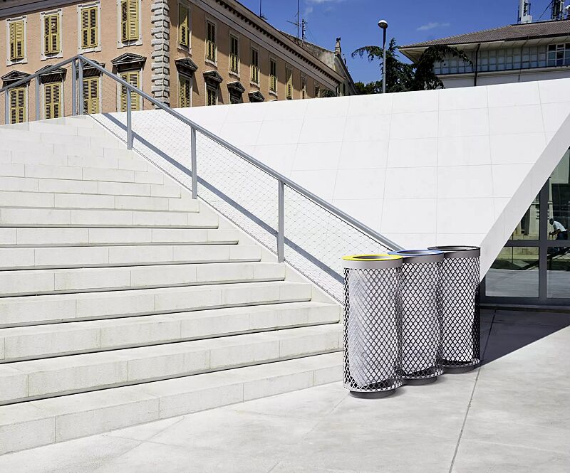 abfallbehaelter-aeroporto-trio__shoKAT0067614 Abfallbehälter AEROPORTO TRIO in RAL 7016 anthrazitgrau, mit farbigen Ringen (auf Anfrage)