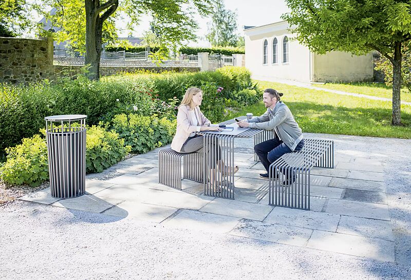 abfallbehaelter-anzio__shoKAT0059636 Kollektion ANZIO bestehend aus Abfallbehälter, Tisch, Sitzbank und Sitz, in eisenglimmergrau