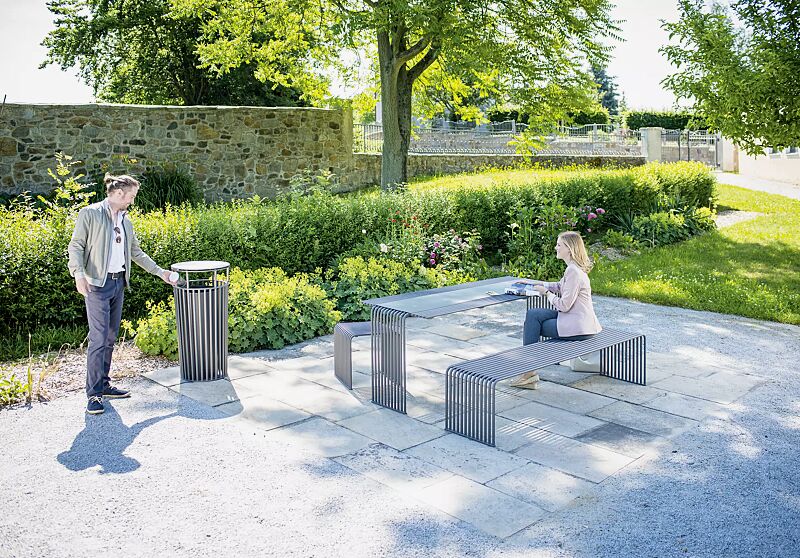 abfallbehaelter-anzio__shoKAT0059637 Kollektion ANZIO bestehend aus Abfallbehälter, Tisch, Sitzbank und Sitz, in eisenglimmergrau