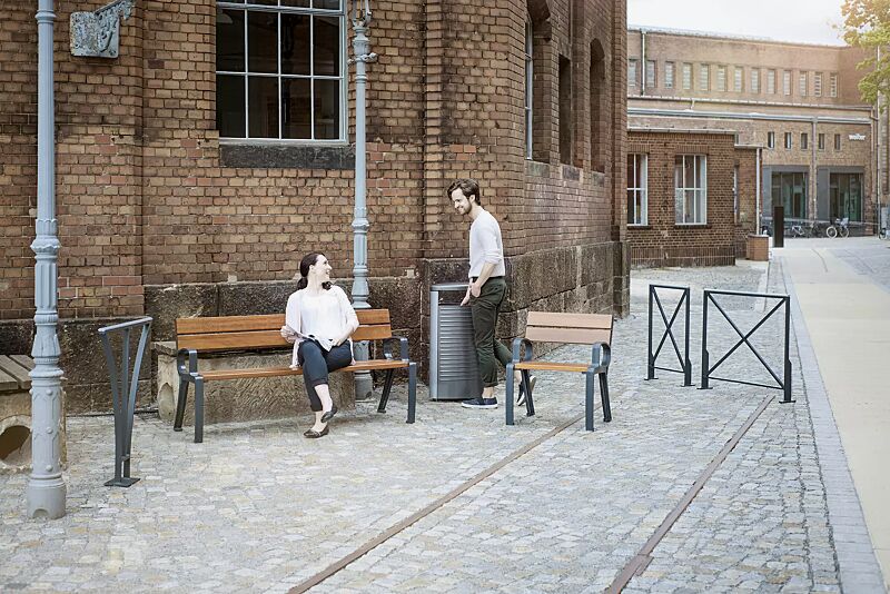 abfallbehaelter-basic__shoKAT0055450 Kollektion BASIC bestehend aus Sitzbank, Sitz, Abfallbehälter, Anlehnbügel und Geländersystem