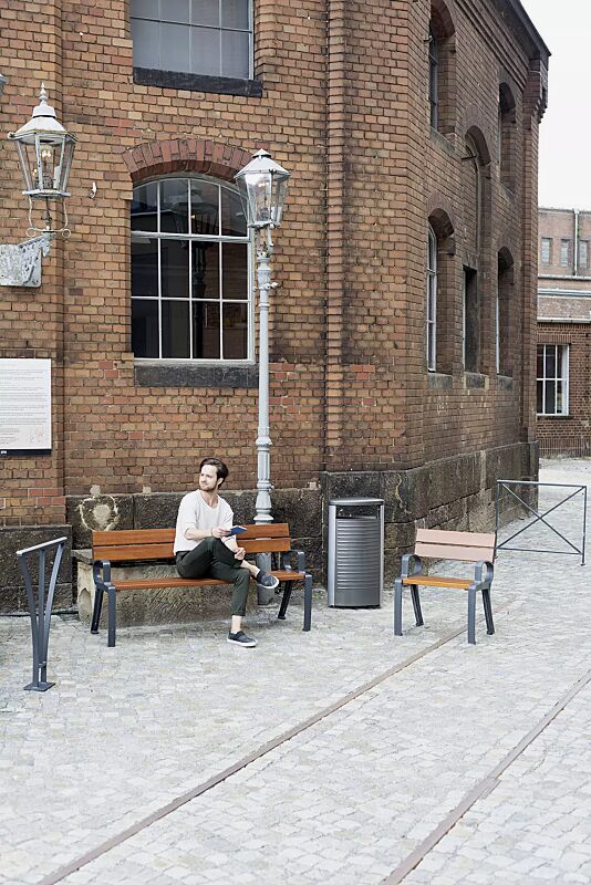 abfallbehaelter-basic__shoKAT0055459 Kollektion BASIC bestehend aus Sitzbank, Sitz, Abfallbehälter, Anlehnbügel und Geländersystem