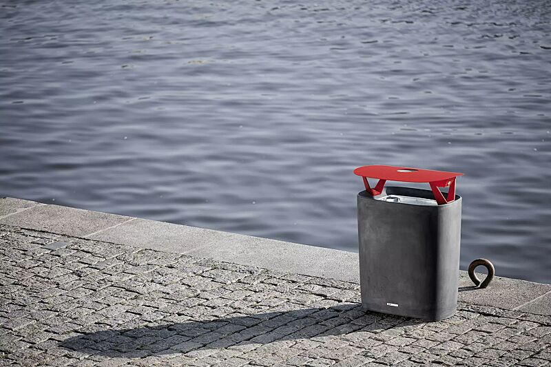 abfallbehaelter-better__shoKAT0056905 Abfallbehälter BETTER mit Schutzdach und Ascher, Behälter in dunkelgrau, Schutzdach in RAL 3020 verkehrsrot