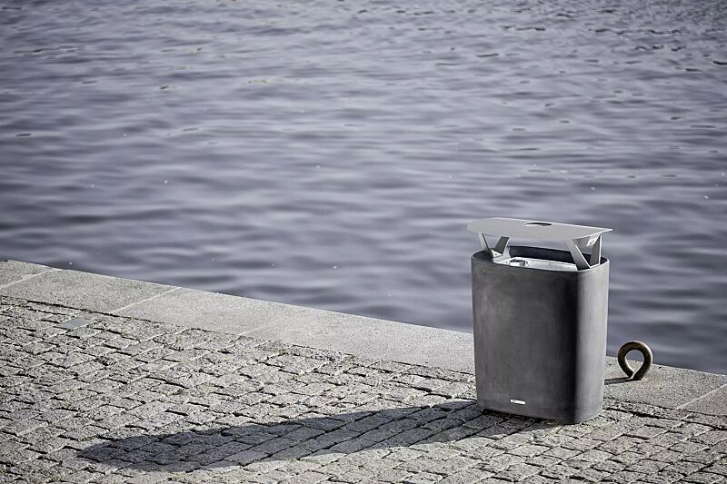 abfallbehaelter-better__shoKAT0056906 Abfallbehälter BETTER mit Schutzdach und Ascher, Behälter in dunkelgrau, Schutzdach in RAL 9006 weißaluminium