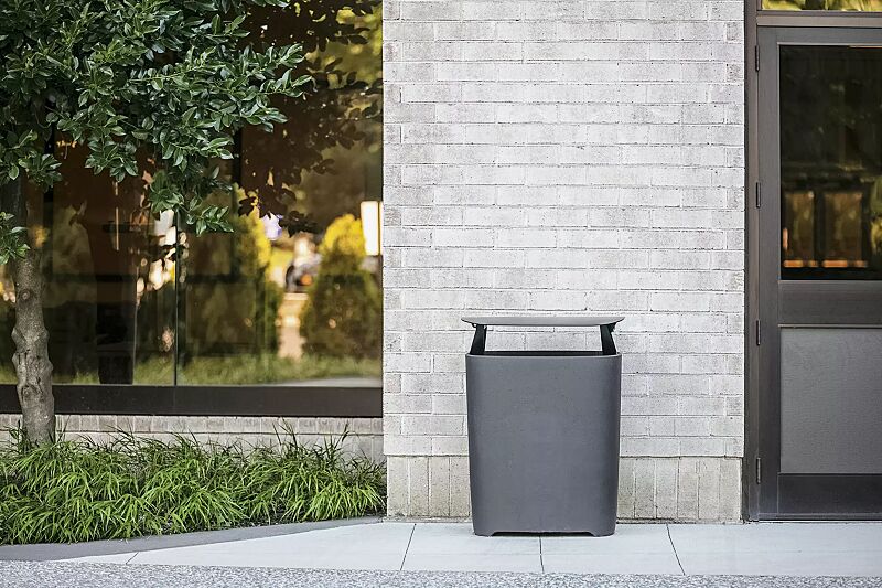 abfallbehaelter-better__shoKAT0068727 Abfallbehälter BETTER mit Schutzdach, Behälter in dunkelgrau, Schutzdach in RAL 7016 anthrazitgrau