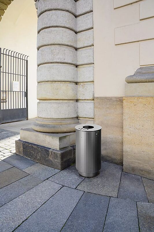 abfallbehaelter-bexhill__shoKAT0064469 Abfallbehälter BEXHILL mit Ascher, 90 Liter, mit Sockel, in DB 703 eisenglimmer