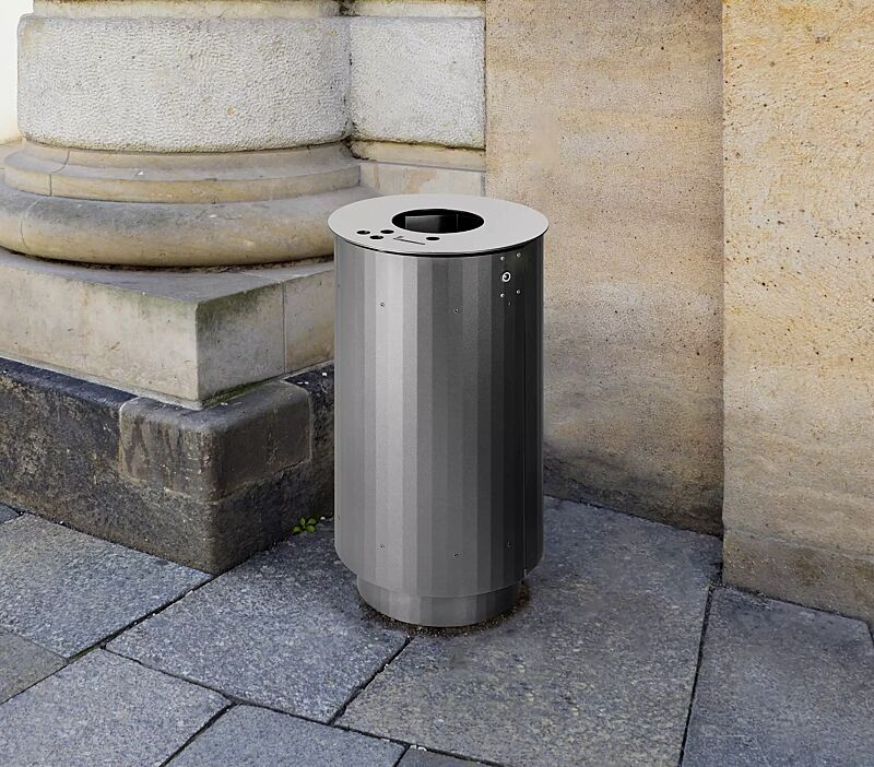 Abfallbehälter BEXHILL mit Ascher, 90 Liter, mit Sockel, in DB 703 eisenglimmer