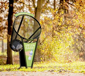 Abfallbehälter BINSWINGER mit Vorder- und Seitenteil (Zubehör) sowie Aufklebern mit individueller Beschriftung (Zubehör), Stahlteile in RAL 6009 tannengrün