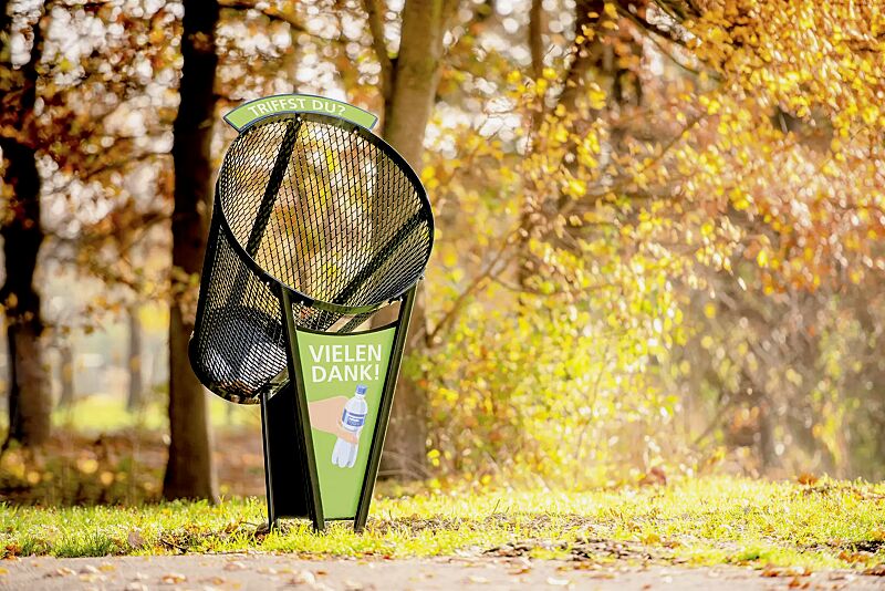 Abfallbehälter BINSWINGER mit Vorder- und Seitenteil (Zubehör) sowie Aufklebern mit individueller Beschriftung (Zubehör), Stahlteile in RAL 6009 tannengrün