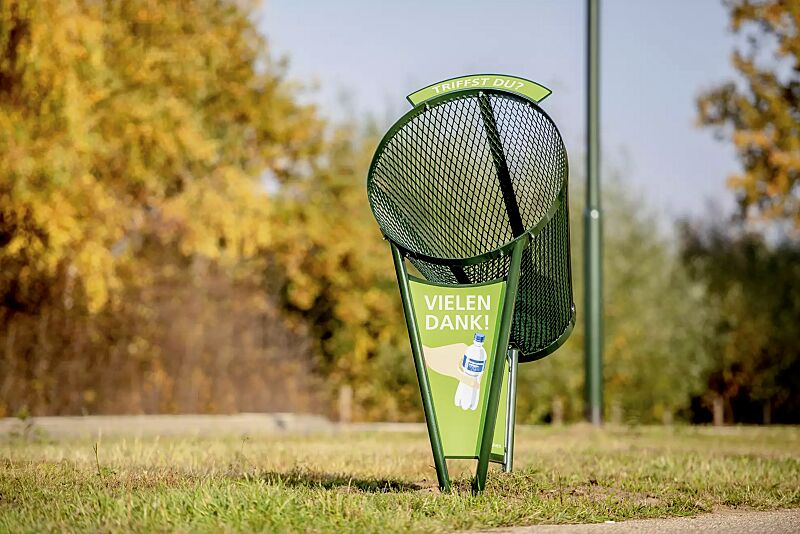 abfallbehaelter-binswinger__shoKAT0061188 Abfallbehälter BINSWINGER mit Vorder- und Seitenteil (Zubehör) sowie Aufklebern mit individueller Beschriftung (Zubehör), Stahlteile in RAL 6009 tannengrün