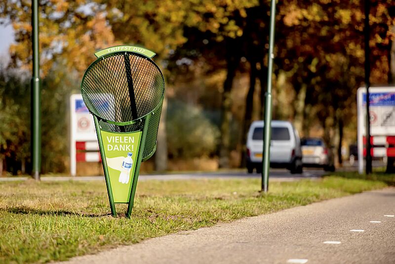 abfallbehaelter-binswinger__shoKAT0061190 Abfallbehälter BINSWINGER mit Vorder- und Seitenteil (Zubehör) sowie Aufklebern mit individueller Beschriftung (Zubehör), Stahlteile in RAL 6009 tannengrün