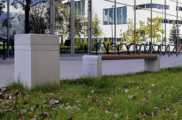 Abfallbehälter BRNO mit Ascher, ohne Schutzdach, Beton sandgestrahlt, sowie Sitzbank BRNO, Beton sandgestrahlt