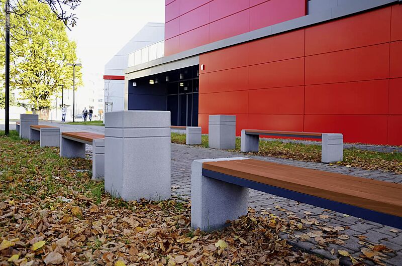 abfallbehaelter-brno__shoKAT0038560 Abfallbehälter BRNO mit Ascher, ohne Schutzdach, Beton sandgetrahlt, sowie Sitzbank BRNO, sandgestrahlt