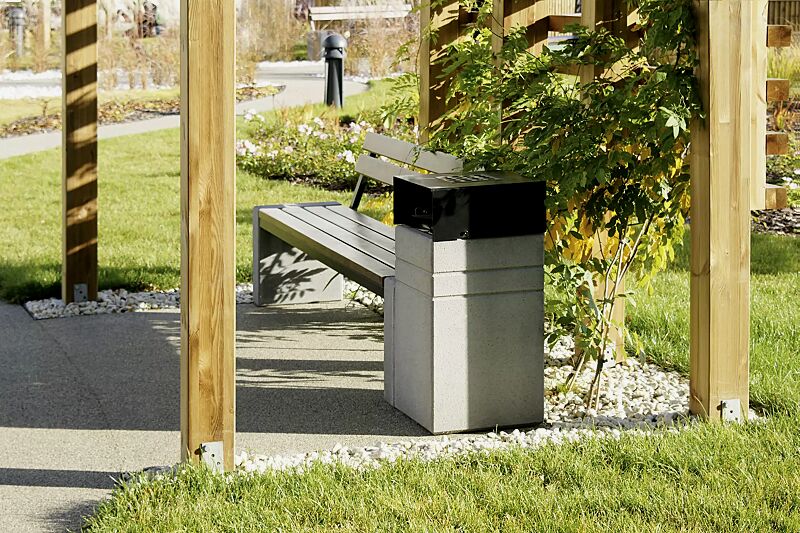 abfallbehaelter-brno__shoKAT0038814 Abfallbehälter BRNO mit Ascher, mit Schutzdach in RAL 7021 schwarzgrau, Beton sandgestrahlt