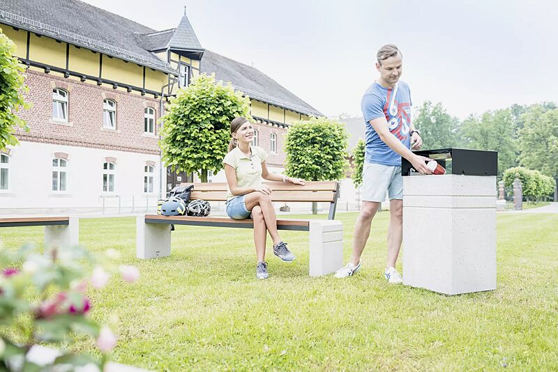 abfallbehaelter-brno__shoKAT0057713 Abfallbehälter BRNO mit Ascher, mit Schutzdach in RAL 7021 schwarzgrau, Beton sandgestrahlt sowie Sitzbank BRNO