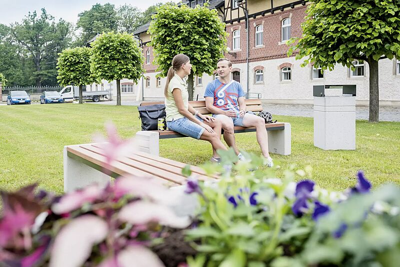 abfallbehaelter-brno__shoKAT0057745 Abfallbehälter BRNO mit Ascher, mit Schutzdach in RAL 7021 schwarzgrau, Beton sandgestrahlt sowie Sitzbank BRNO