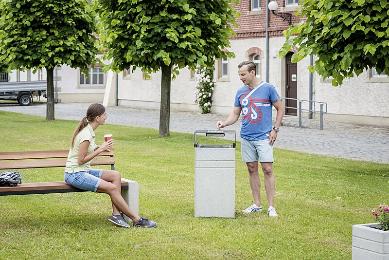 abfallbehaelter-brno__shoKAT0057746 Abfallbehälter BRNO mit Ascher, mit Schutzdach in RAL 7021 schwarzgrau, Beton sandgestrahlt sowie Sitzbank BRNO