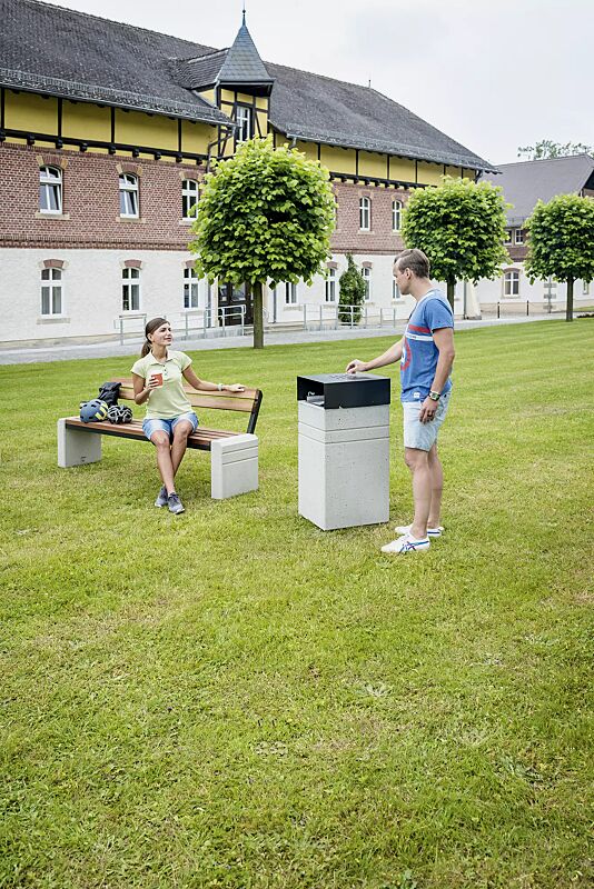 abfallbehaelter-brno__shoKAT0057749 Abfallbehälter BRNO mit Ascher, mit Schutzdach in RAL 7021 schwarzgrau, Beton sandgestrahlt sowie Sitzbank BRNO