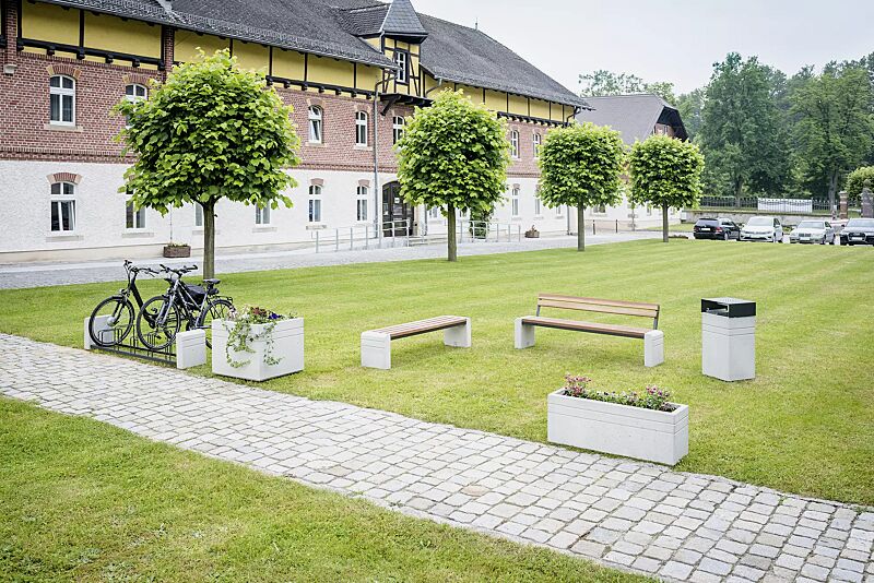 abfallbehaelter-brno__shoKAT0057750 Kollektion BRNO bestehend aus Abfallbehälter, Sitzbank, Fahrradständer und Pflanzbehälter, Beton sandgestrahlt