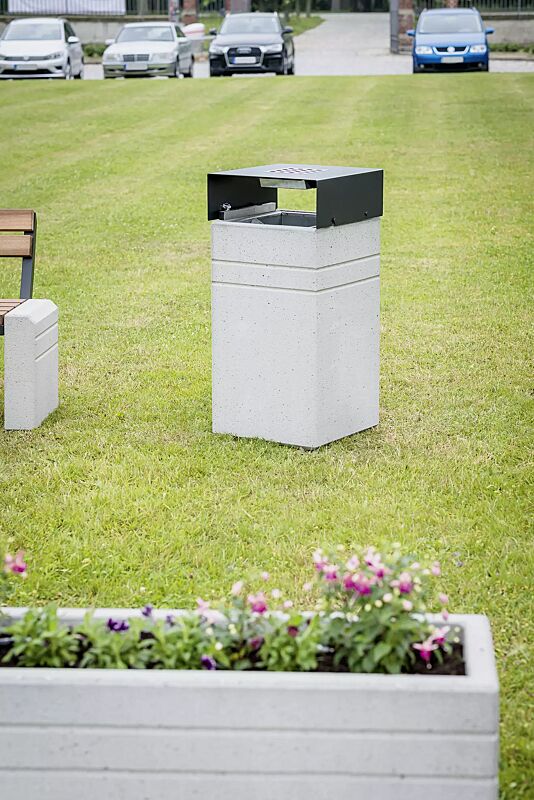 abfallbehaelter-brno__shoKAT0057751 Abfallbehälter BRNO mit Ascher, mit Schutzdach in RAL 7021 schwarzgrau, Beton sandgestrahlt