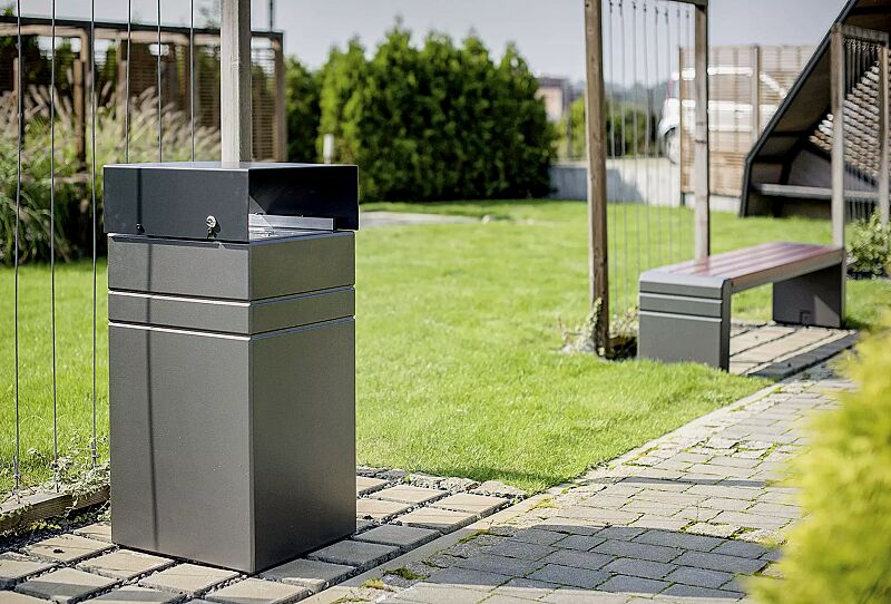 abfallbehaelter-brno__shoKAT0069213 Abfallbehälter BRNO mit Ascher, mit Schutzdach in RAL 7021 schwarzgrau, Beton beschichtet in grau sowie Sitzbank BRNO