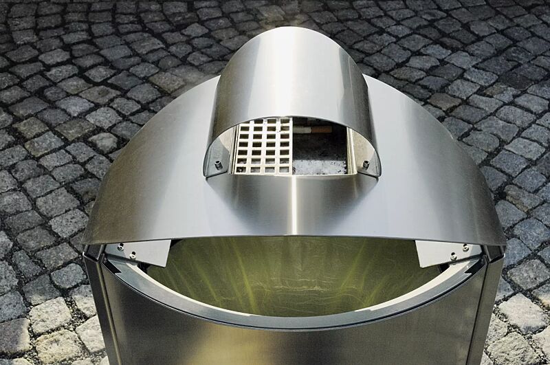 abfallbehaelter-capital__shoKAT0016816 Ascher beim 50- bzw. 60-Liter-Standbehälter