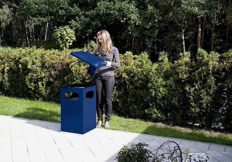 abfallbehaelter-castle__shoKAT0033024 Abfallbehälter CASTLE mit Ascher, 72 Liter, in RAL 3004 purpurrot