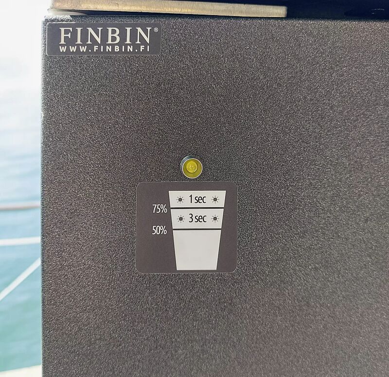abfallbehaelter-citysolar__shoKAT0071211 Detail: Ampel die den Füllstand anzeigt