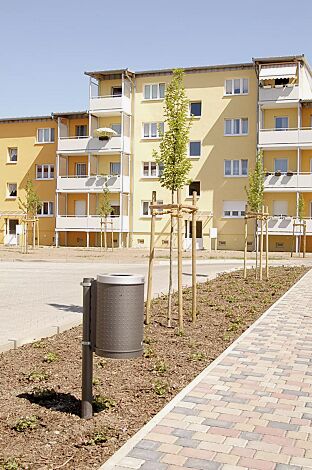 Abfallbehälter CORNWALL mit Ascher, Korpus in eisenglimmergrau, Deckel in RAL 9006 weißaluminium, mit feuerverzinkten Schellenbändern (Zubehör) und Pfosten zum Einbetonieren in eisenglimmergrau (Zubehör)