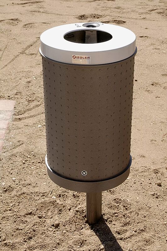 abfallbehaelter-cornwall__shoKAT0017021 Abfallbehälter CORNWALL mit Ascher, Korpus in eisenglimmergrau, Deckel in RAL 9006 weißaluminium, mit feuerverzinktem Pfosten zum Einbetonieren (Zubehör)