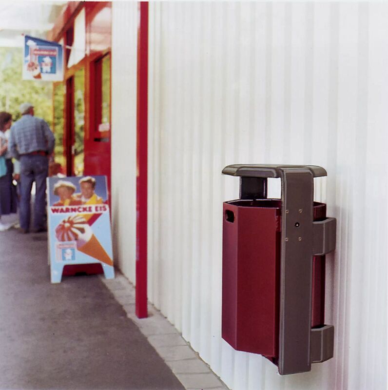 abfallbehaelter-coventry__shoKAT0000581 Abfallbehälter COVENTRY, zur Wandbefestigung, Behälter in RAL 3005 weinrot, Rahmen in RAL 8017 schokoladenbraun