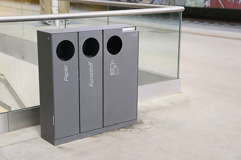 abfallbehaelter-crystal__shoKAT0019168 Abfallbehälter CRYSTAL TRIO mit 1 Ascher, 2 x 32 und 1 x 55 Liter, ohne Einwurfklappe, in DB 703 eisenglimmer, Siebdruck in RAL 9003 signalweiß