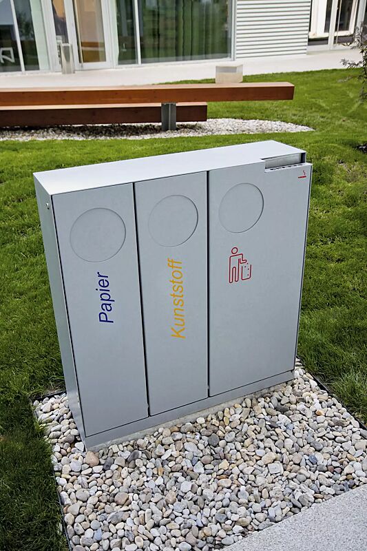 abfallbehaelter-crystal__shoKAT0035476 Abfallbehälter CRYSTAL TRIO mit 1 Ascher, 2 x 32 und 1 x 55 Liter, mit Einwurfklappe, in RAL 9006 weißaluminium, Siebdruck in RAL 5002 ultramarinblau, RAL 1028 melonengelb und RAL 3020 verkehrsrot