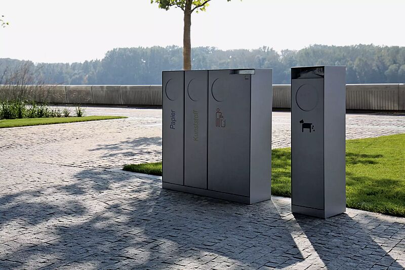 abfallbehaelter-crystal__shoKAT0035477 Abfallbehälter CRYSTAL TRIO mit 1 Ascher, 2 x 32 und 1 x 55 Liter, mit Einwurfklappe, in DB 703 eisenglimmer, Siebdruck in RAL 5002 ultramarinblau, RAL 1028 melonengelb und RAL 3020 verkehrsrot