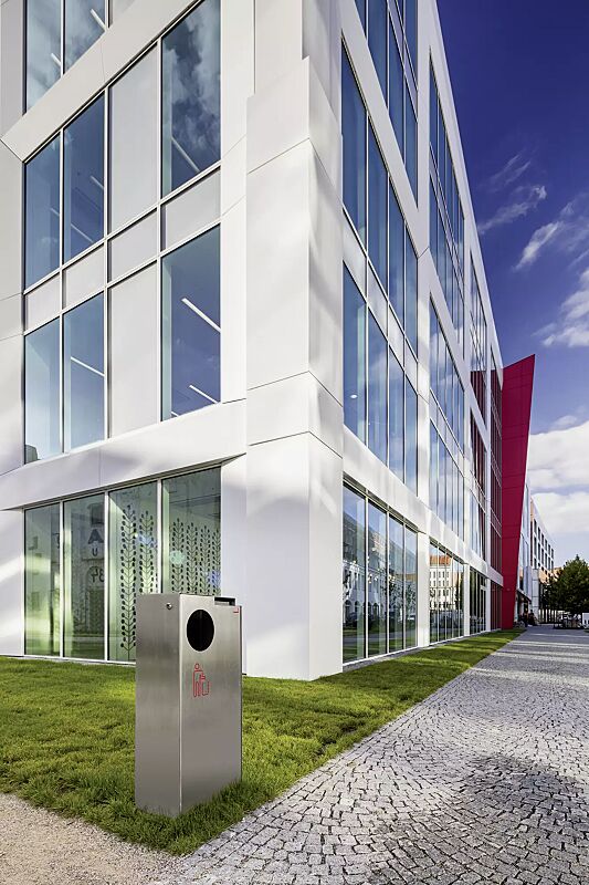 abfallbehaelter-crystal__shoKAT0053816 Abfallbehälter CRYSTAL mit Ascher, 55 Liter, ohne Einwurfklappe, Edelstahl, Siebdruck in RAL 3020 verkehrsrot