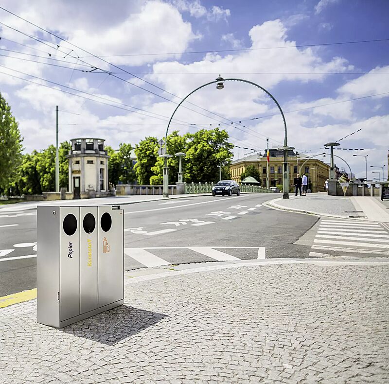 abfallbehaelter-crystal__shoKAT0056734 Abfallbehälter CRYSTAL TRIO mit 1 Ascher, 3 x 32 Liter, ohne Einwurfklappe, Edelstahl, Siebdruck in RAL 1028 melonengelb, RAL 3020 verkehrsrot und RAL 7016 anthrazitgrau